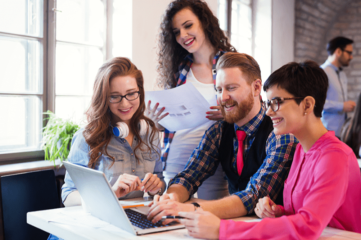 Como a criatividade pode aumentar a satisfação e a produtividade da equipe no ambiente de trabalho?